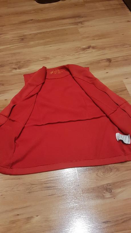 Vesta vnútro akoby flis, s