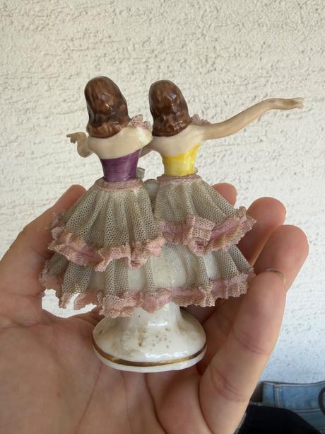 Soska starozitna 2 tanecnice porcelanova sukna,