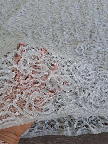 Krásna čipkovaná látka na svadobné šaty, 