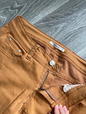 Gate s nízky sedom v horčicovej farbe, 26