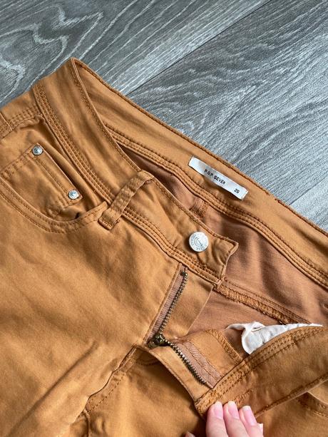 Gate s nízky sedom v horčicovej farbe, 26