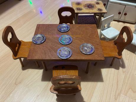 Starý nábytok pre bábiky, 