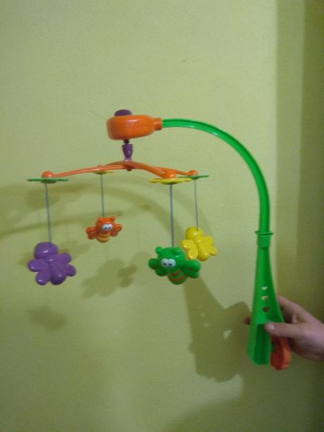 Kolotoč s macíkmi nad postieľku, 