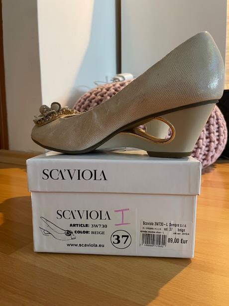 Extravagantné topánky, 37