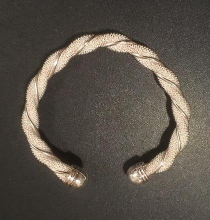 Strieborný kovový náramok,