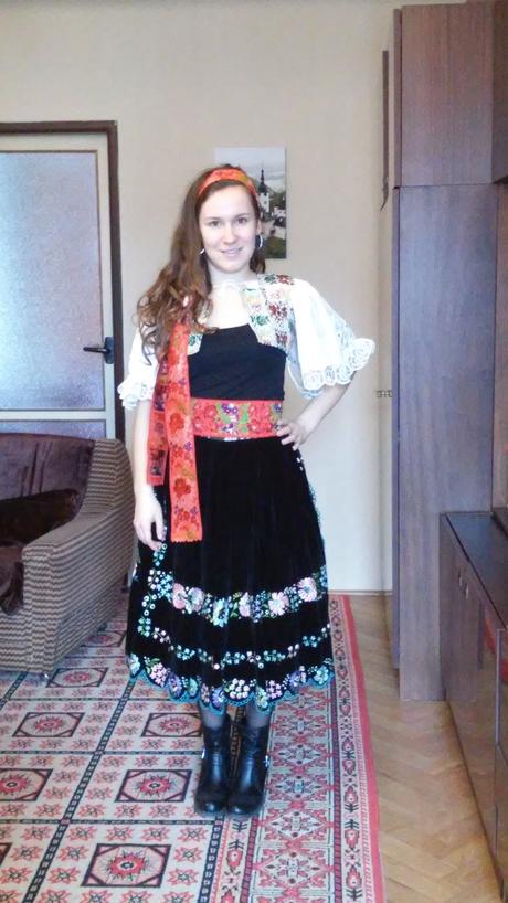 Rucne vysivany kroj zo zvolenskej slatiny, m