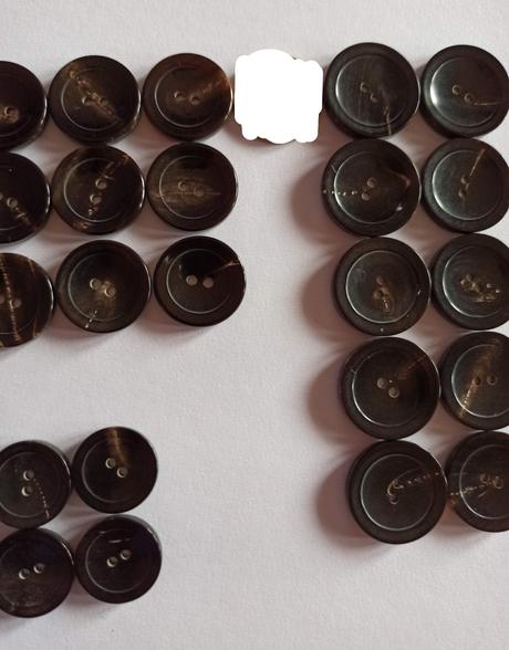 Gombíky s pásikom 20-25 mm,