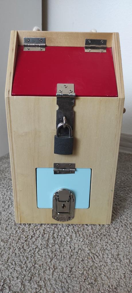 Drevený domček so zámkami,