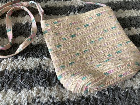 Malá slamená kabelka, 