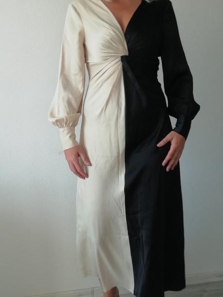 Dvojfarebné šaty yas, s