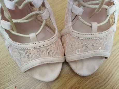 Nádherné čipkované sandálky, 36
