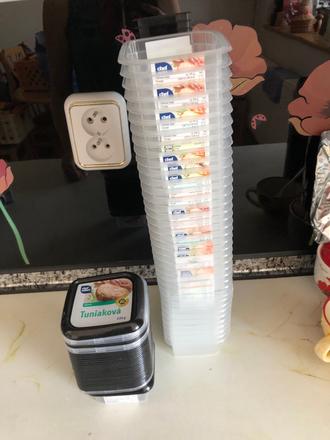 Veža z tuniakových krabičiek, 