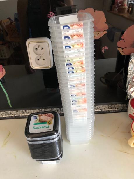 Veža z tuniakových krabičiek, 