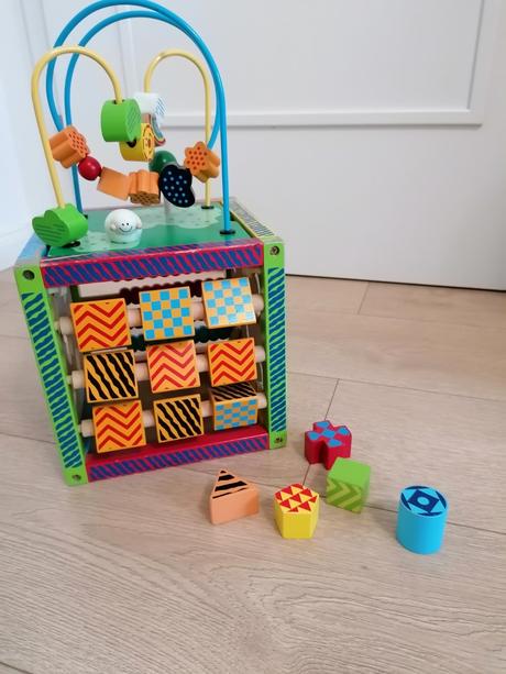 Drevená didaktická kocka s labyrintom a aktivitami, 