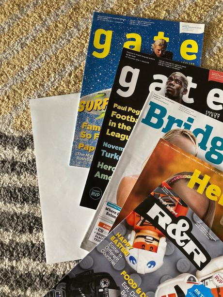 Mix anglických časopisov a mapa, 