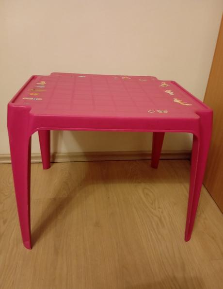 Ružový plastový stolík, 