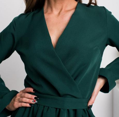 Smaragdové krátke šaty s volánovou sukňou, s