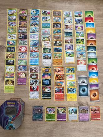 Balík 100 ks pokémom kariet + kovová tinka, 