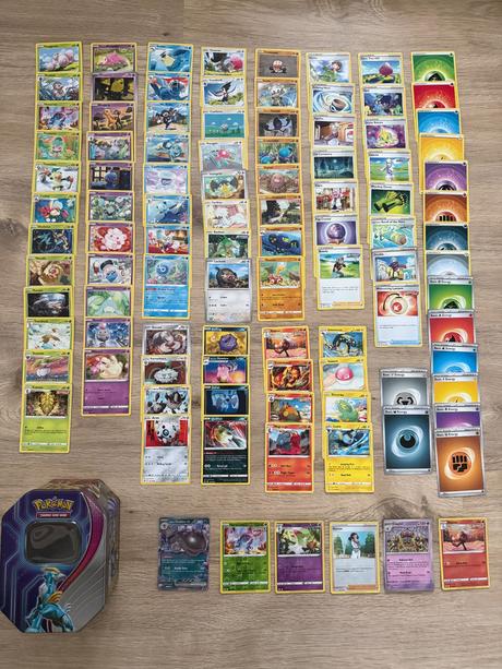 Balík 100 ks pokémom kariet + kovová tinka, 