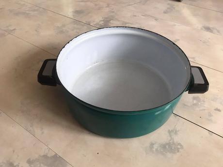 Smaltovaný kastról,