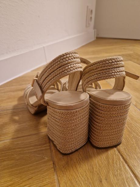 Slamené sandále na podpätku, 38