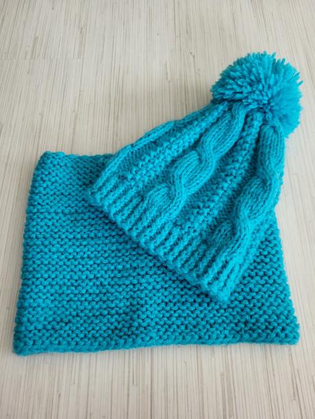 Čiapka s brmbolcom a nákrčník., 98