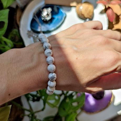 S náramkom z howlitu už zaspávanie nebude problém.,