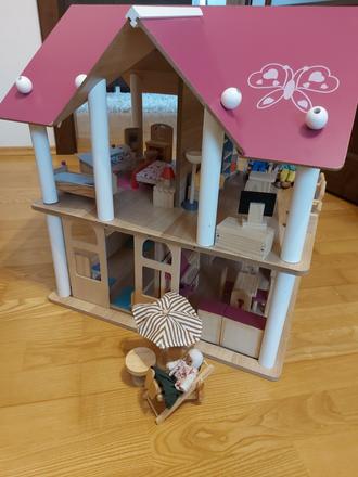 Drevený domček pre bábiky s príslušenstvom, 