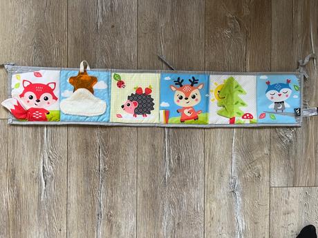 Kontrastna knižka na hranie lesní kamaráti,