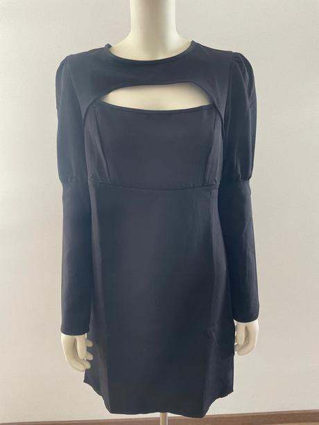 Krátke čierne šaty s výstrihom, l