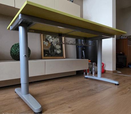 Písací stôl -výškovo nastaviteľný zn.ikea,