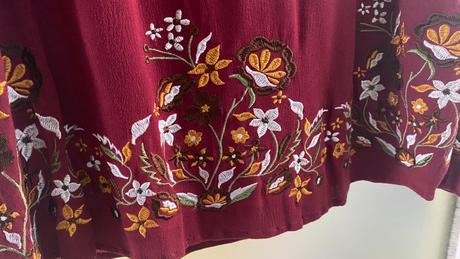 Bordové šaty s výšivkou, xs