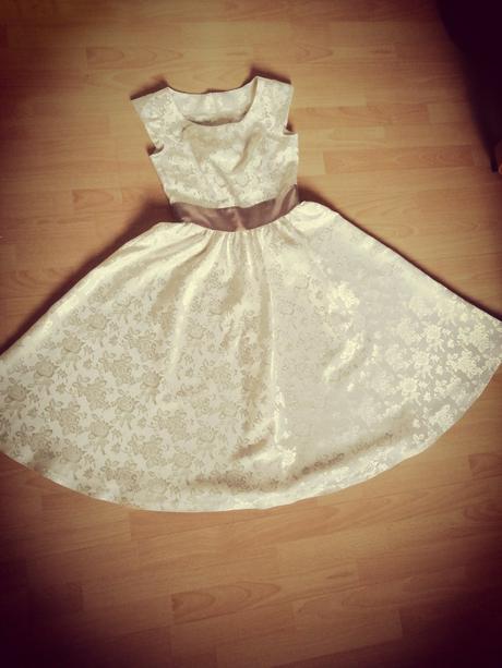 Brokátové šaty, 36