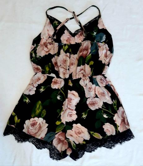 Predám kraťasový overal s čipkou veľ.uni (s-l),