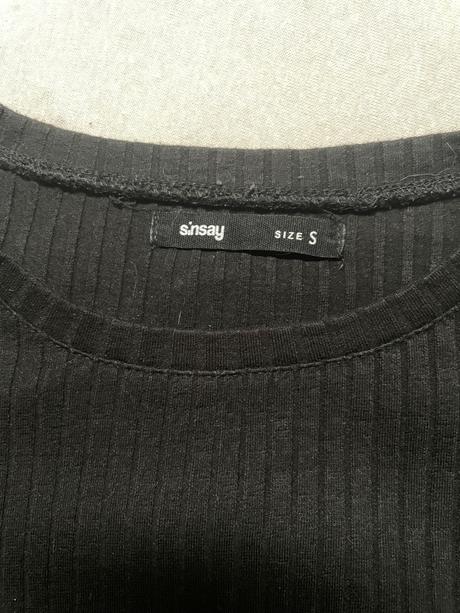 Crop top s dierov na chrbte, sinsay,s