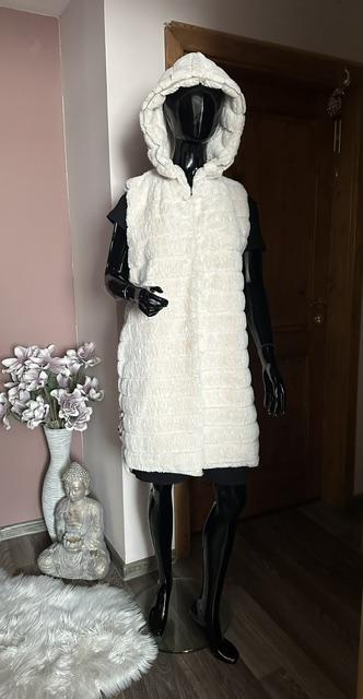 Krásna mäkučká béžová vesta s kapucňou zn. magenta, l / m