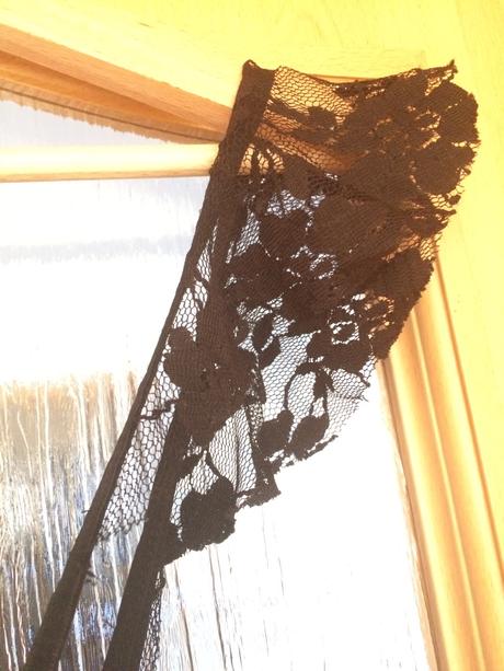 Šaty s čipkou a šnurovačkou, 38