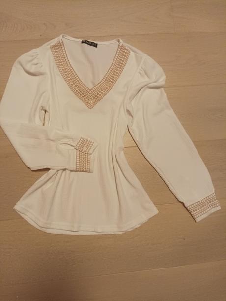 Ľahká biela blúzka, 38
