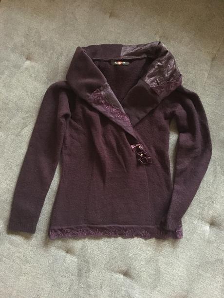 Elegantny fialovy svetrik, s