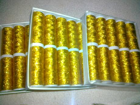 Biele a zlate nite na strojove sitie, 