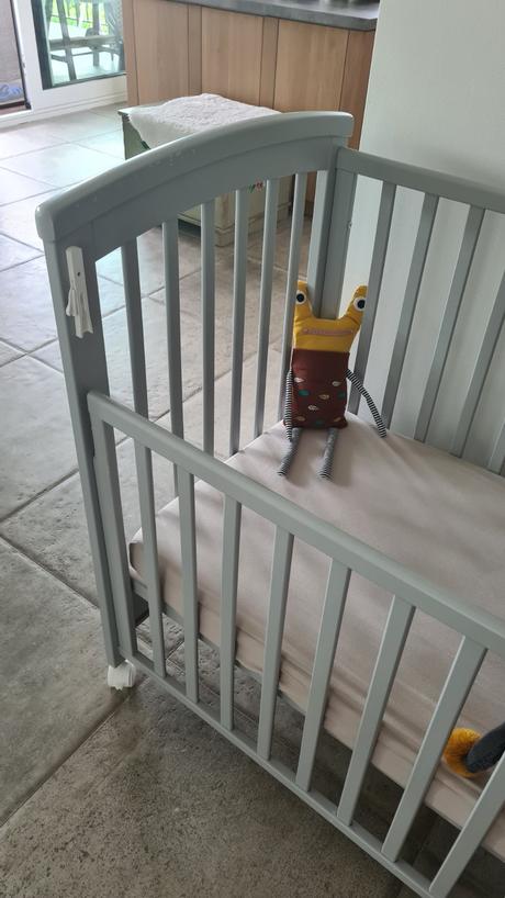 Detská postieľka 120x60 s odnímateľnou bočnicou, šírka (cm): 60,dĺžka (cm): 120