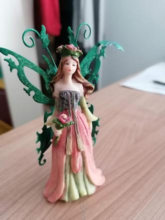 Krásna figúrka víla s krídlami,