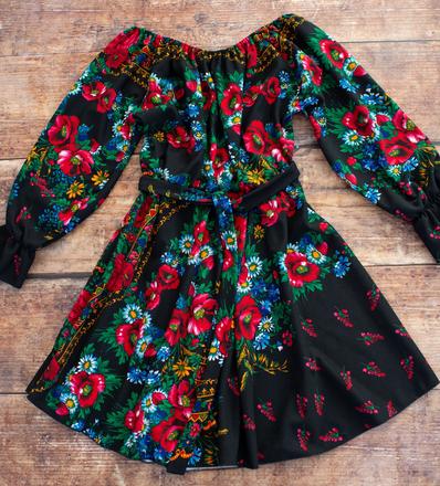 Kvetované folk saty, s