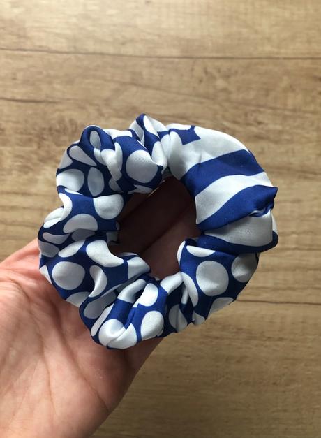 Modro - biela gumička, 