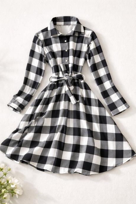 Čierno-biele kárované šaty s opaskom, s