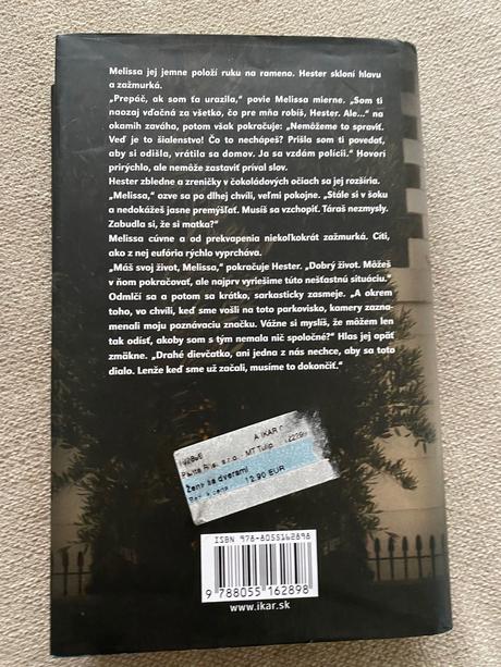 Temný psychologický hriller žena za dverami,