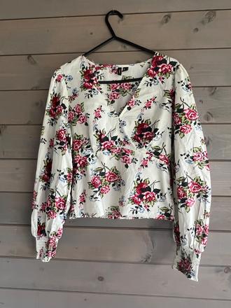 Nádherný romantický top, vero moda,s