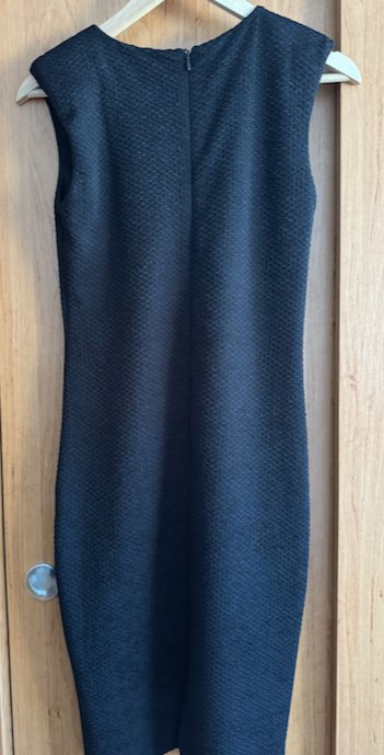 Čienre púzdrovné šaty s vypchávkami na pleciach at, atmosphere,l