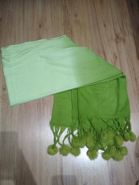 Duhovo-zeleny šál s brmbolcami, l