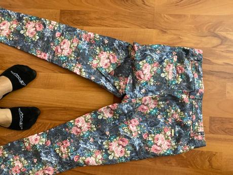 Elegantne nohavice kvetinový vzor darujem, m